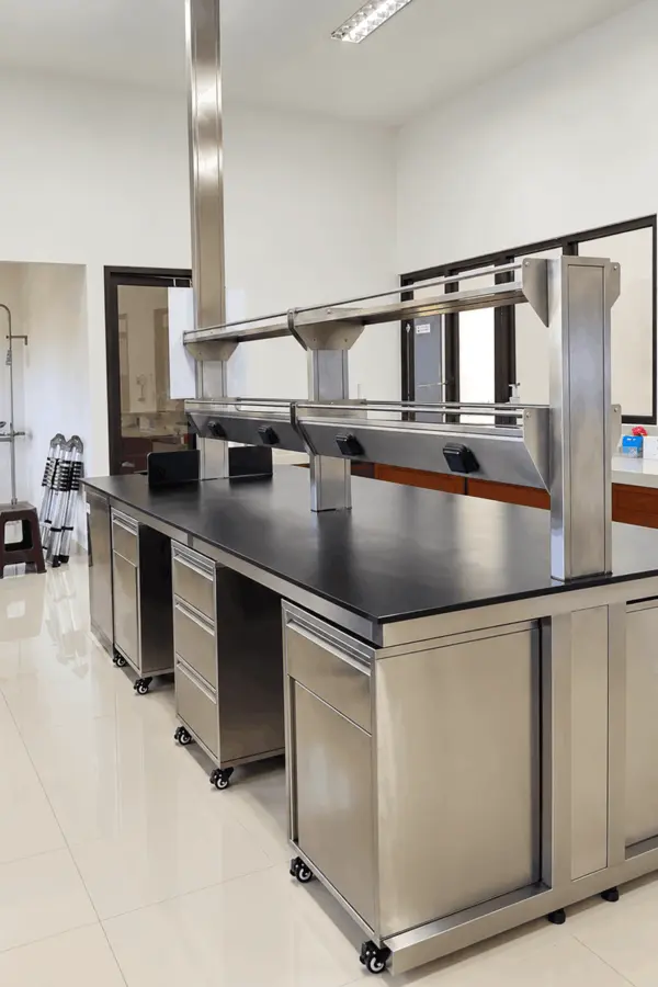 Furnitur dan area kerja fasilitas laboratorium industri